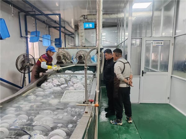 市疾控中心（市衛(wèi)生監(jiān)督所）嚴(yán)控餐飲具消毒質(zhì)量，保障市民春節(jié)安康